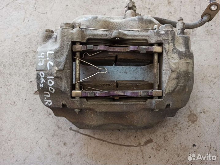 Суппорт тормозной передний правый Toyota Land Crui