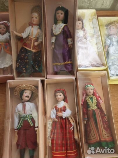 Кукла фарфоровая