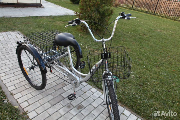 Большой трехколесный велосипед с корзинами для взр