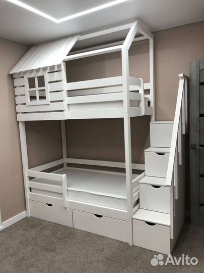Кровать двухъярусная окошко