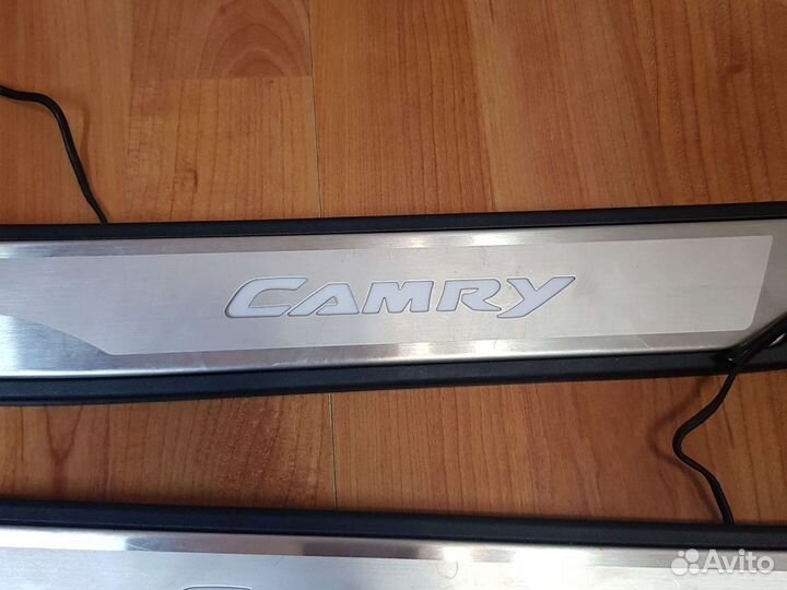 Накладки на пороги с подсветкой Тойота камри