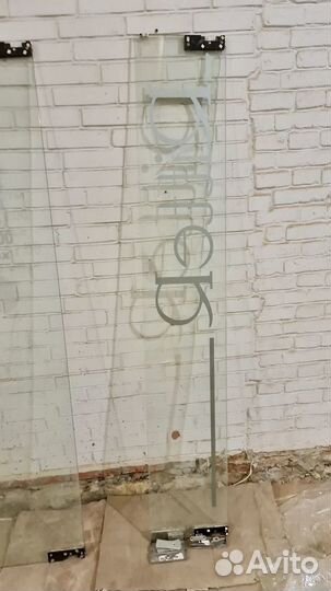 Дверь стеклянная с доводчиком