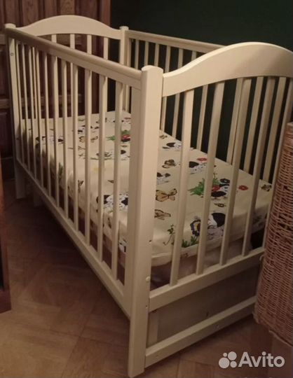 Детская кроватка с маятником и ящиком