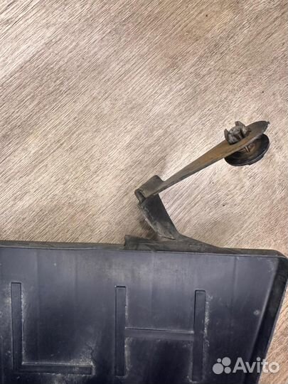 Дефлектор радиатора левый Nissan Tiida хэтчбек