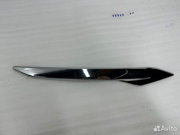 Молдинг решетки радиатора передний правый Toyota