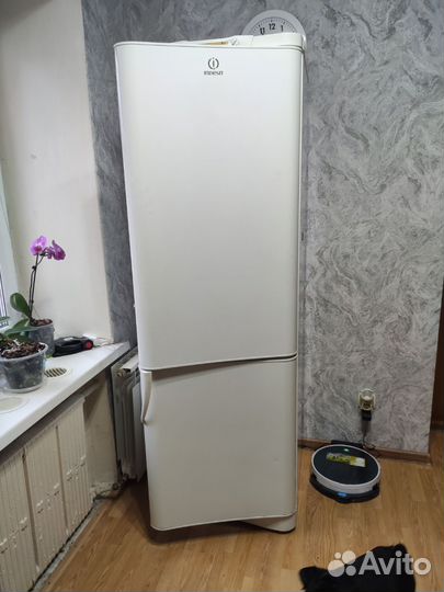 Холодильник бу indesit