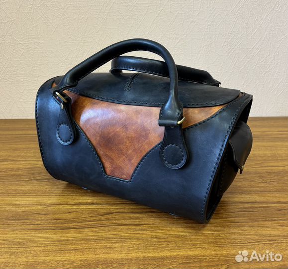 Небольшая дорожная сумка из натуральной кожи