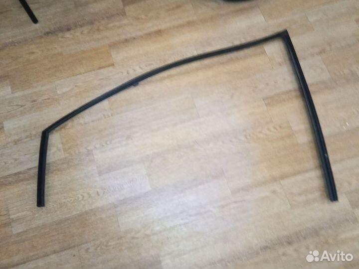 Уплотнитель передней правой двери