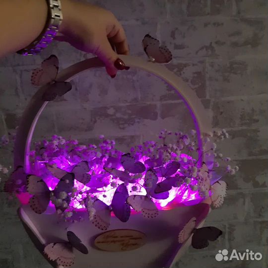 Букет из бабочек с гипсофилами в корзинке