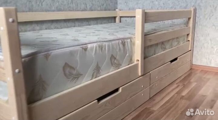 Детская кровать из массива дерева