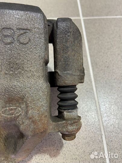 Суппорт передний левый Kia Sportage 2006