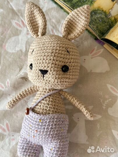 Подарок ручной работы вязаная игрушка зайчик