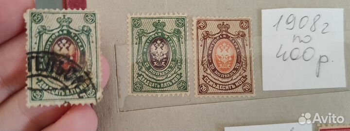 Альбом с марками и статуя