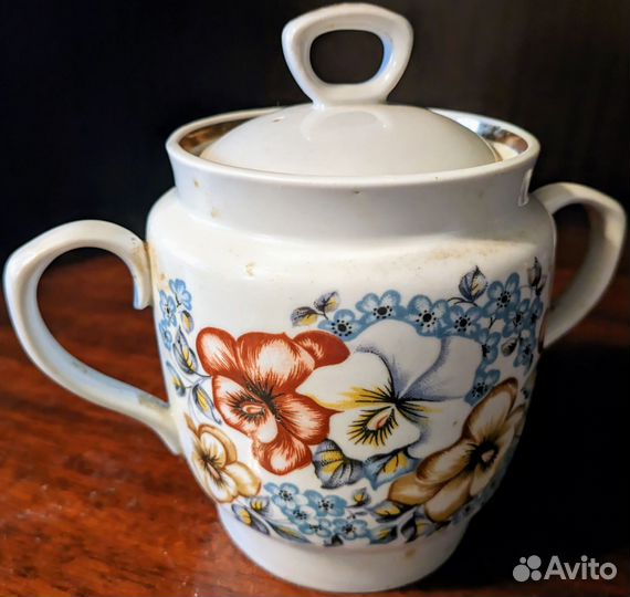 Чайник и сахарница