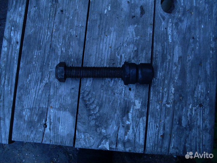 Втулка и ось передней подвески