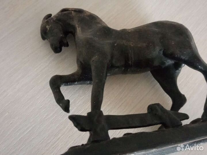 Конь чугунный куса