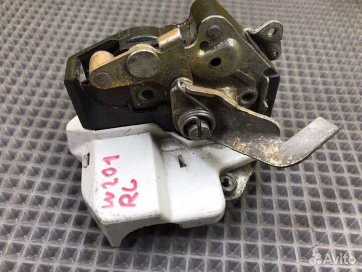 Замок двери задний левый Mercedes-Benz 190E W201