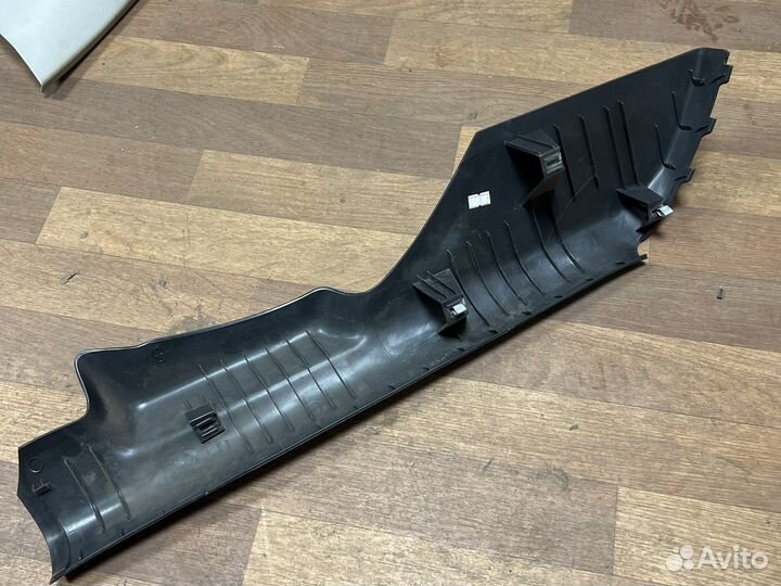 Накладка задней стойки нижняя правая polo