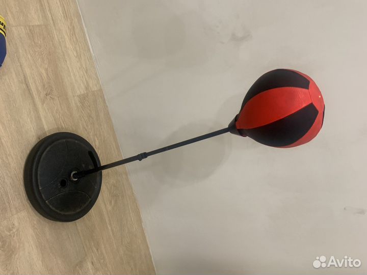 Боксерская груша и перчатки