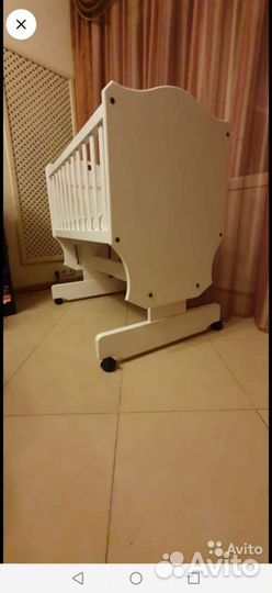 Детская кроватка с маятником