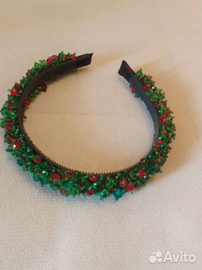 Ободок с зеленым стеклярусом ручной работы