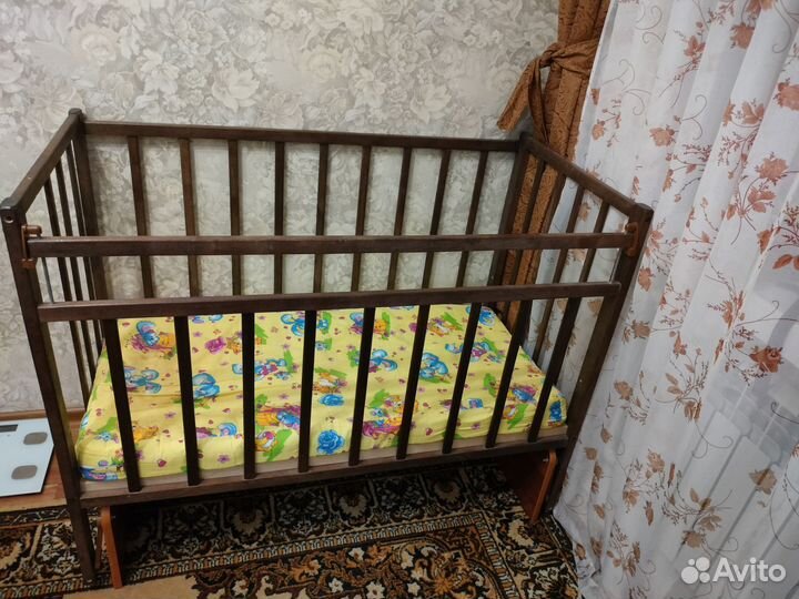 Детская кроватка с маятником