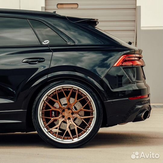 Кованые диски GT Forged R22 5x112 на Audi RSQ8