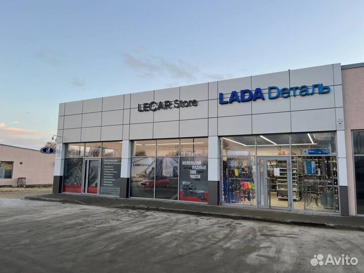 Продавец в магазин LADA деталь