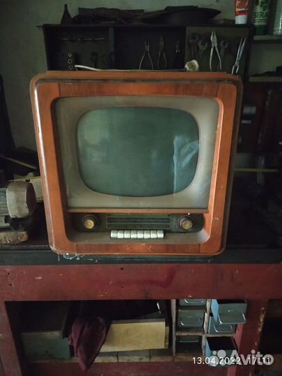 Телевизор с радио и проигрывателем пластинок