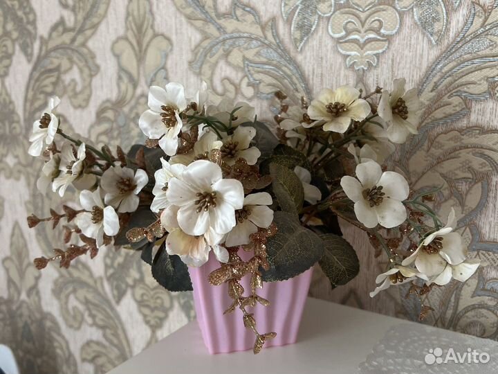 Искусственные цветы в горшках