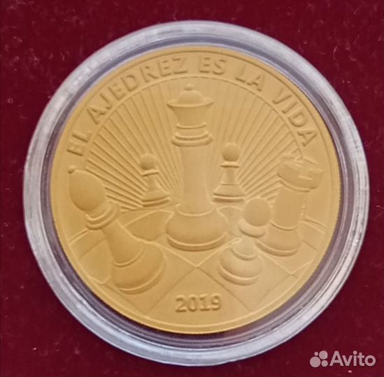 Золотая монета шахматы