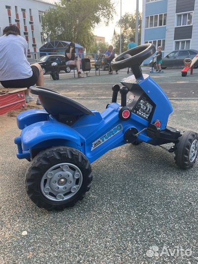 Детский трактор с педалями и прицепом