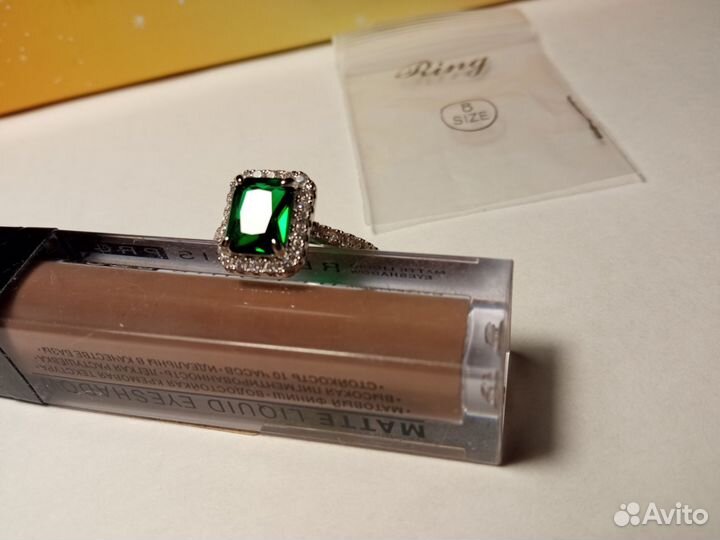 Кольцо не Санлайт с зелёным камнем