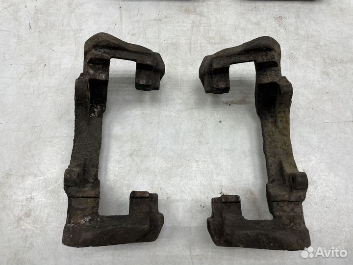 Суппорт передний левый/правый Volkswagen Sharan 20