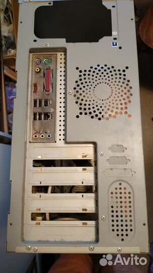 Корпус от компьютера со старыми комплектующими
