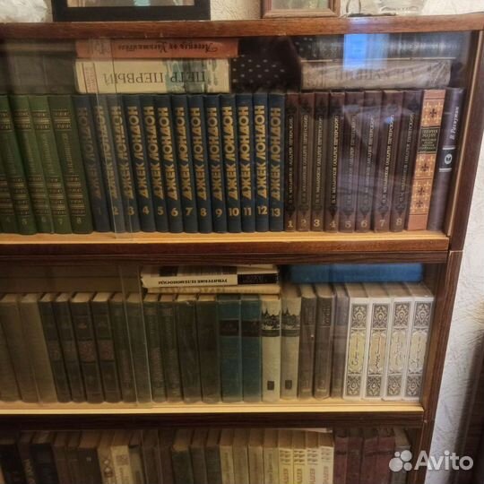 Книжные полки со стеклом