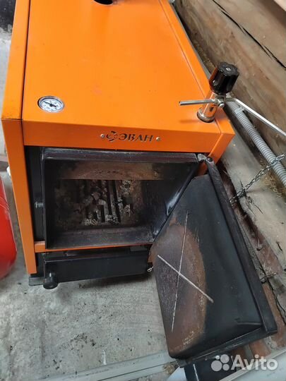 Котел твердотопливный с трубой и баком 24л