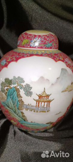 Парные коллекционные вазы 