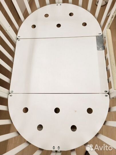 Детская кроватка с маятником