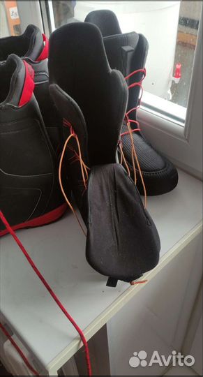 Сноуборд с ботинками и креплениями