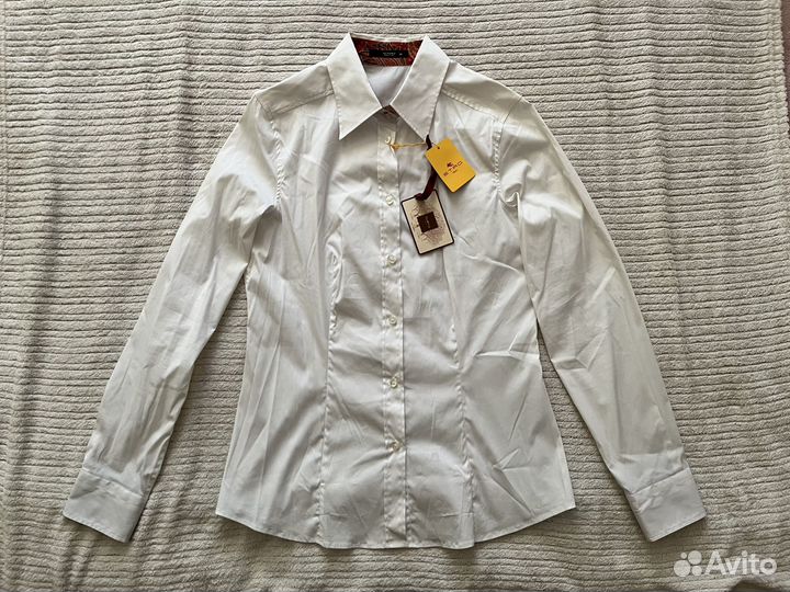 Белая рубашка с узорными отворотами бренда 