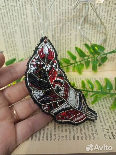 Брошь из бисера