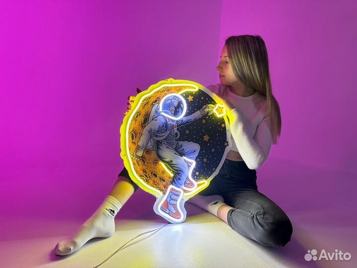 Неоновая вывеска с картинкой