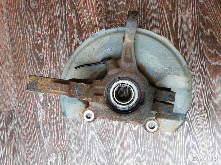 Кулак передний прав Mitsubishi Outlander XL 06-12