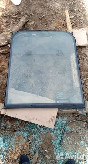 Стекло кузовное заднее левое Нуundai 210 lc-7