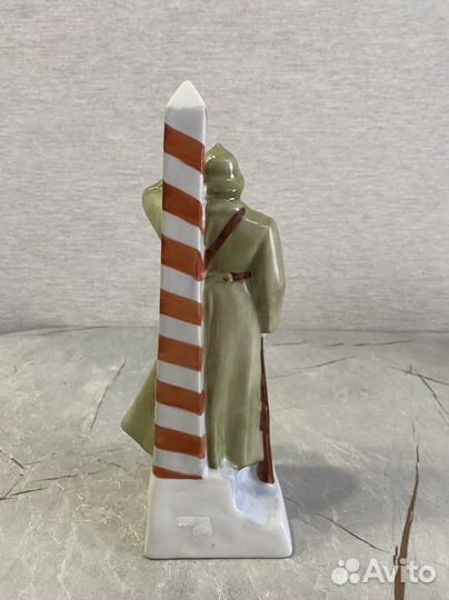 Фарфоровая статуэтка пограничник лфз