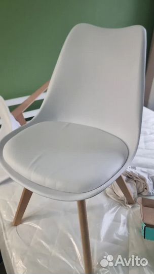 Стулья из монолитного пластика с мягкой накладкой