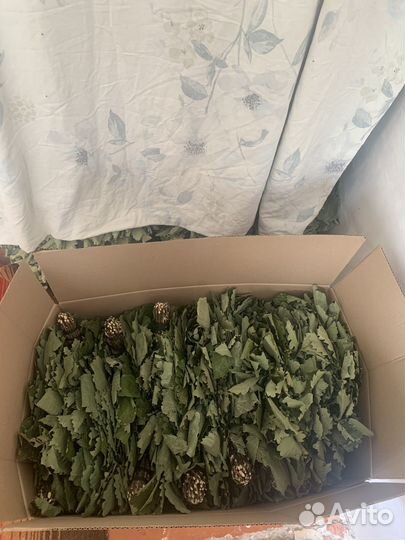 Коробка с вениками для бани