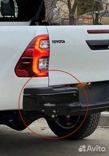 Левая накладка заднего бампера Toyota Hilux 8