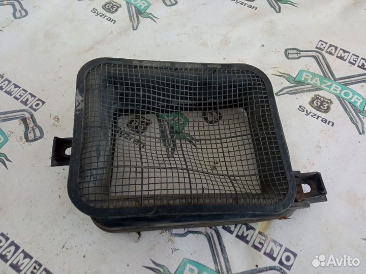 Воздухозаборник (наружный) Volkswagen Passat B3